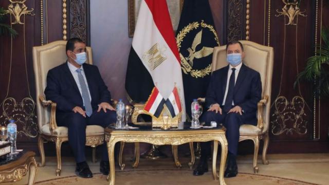 وزير الداخلية يلتقي نظيره اليمني لتعزيز سبل التعاون بين البلدين