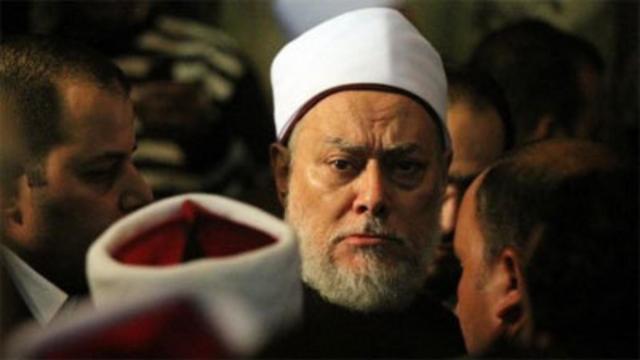 بعدما أحدثت أزمة.. ما حقيقة تصريح علي جمعة بجواز الصلاة لشارب الخمر؟