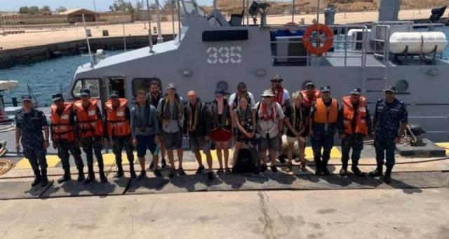 البحرية المصرية تنجح في إنقاذ طاقم يخت جانح بمنطقة «الشعاب المرجانية»
