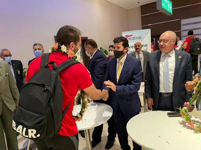 وزير الشباب يستقبل بعثة منتخب مصر لكرة اليد في المطار