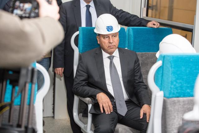 وزير النقل يتفقد معدلات تنفيذ مشروع القطار الكهربائي