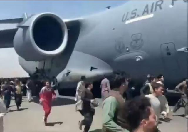 وكالات الأنباء العالمية ترصد مشاهد صادمة من ”مطار كابول”