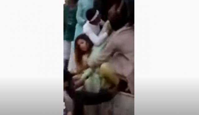 لقطة من مقطع الفيديو الذي يرصد واقعة التحرش بالفتاة الباكستانية