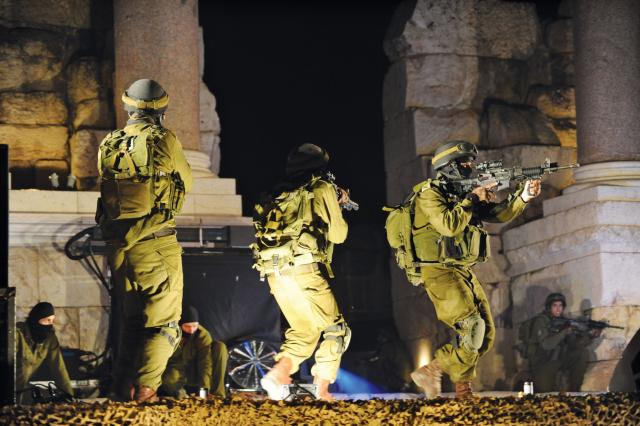 تل أبيب تُعلن إصابة جندي وفلسطينيين في اشتباكات مع جيش الاحتلال