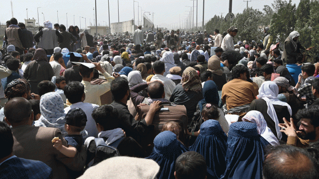 الحشود الأفغانية المتواجدة حول مطار كابول