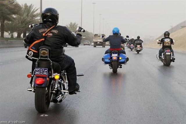 الداخلية تهيب بقائدى الدرجات البخارية ارتداء الخوذة والتزام الحارات المرورية