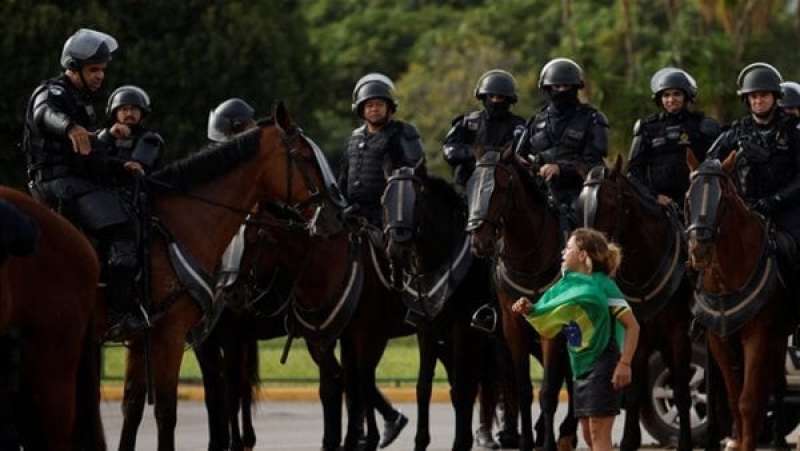 الجنود البرازيليون بدعم من الشرطة يطهرون مقر إقامه الرئيس اليميني المتطرف