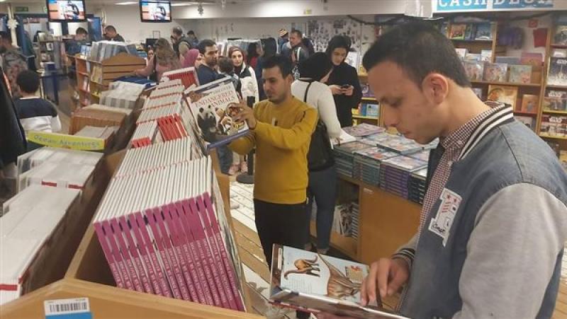 إقبال كبير على زيارة أكبر مكتبة عائمة بميناء بورسعيد.. صور