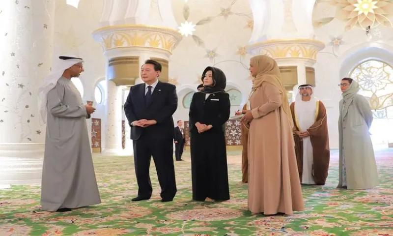 الرئيس الكوري الجنوبي وقرينته في زيارة لجامع الشيخ زايد الكبير.. وصفت بأنها تعبير عن روح التسامح والتعايش (صور)