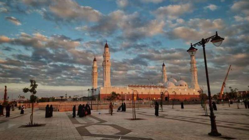 «عمرو» يوثق تجديد أول مسجد في الإسلام: أقرِّب الصورة لمن لا يستطيعون الزيارة