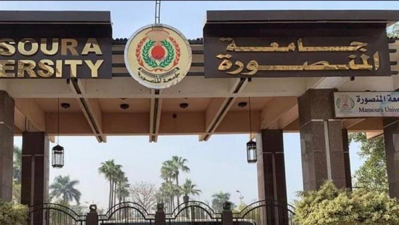 إقبال شديد من أهالي مدينة القصير على قافلة جامعة المنصورة