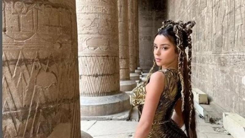 20 مليون متابع..عارضة أزياء بريطانية تروج لمصر بالزي الفرعوني داخل معبد إدفو|فيديو