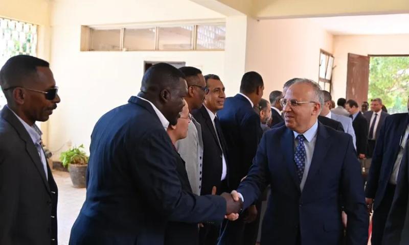 وزير الري يصل السودان في زيارة رسمية لمدة يومين