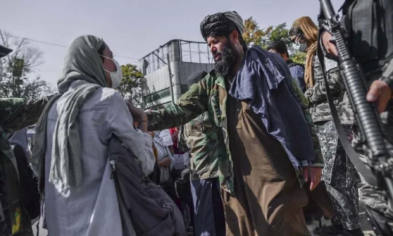 مسؤولون في الأمم المتحدة يسعون لتخفيف قيود طالبان على النساء في أفغانستان