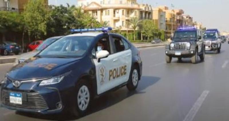 شرطة السياحة بوزارة الداخلية توزع الورود على السائحين بمناسبة عيد الشرطة