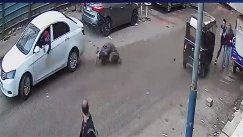 مقطع فيديو يقود الأمن لضبط سائق توك توك اصطدم بمسن في دار السلام