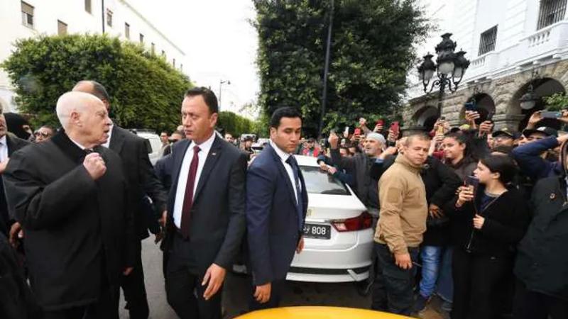 الرئيس التونسي يعفي قيادات أمنية من مناصبهم بعد تمديد الطوارئ