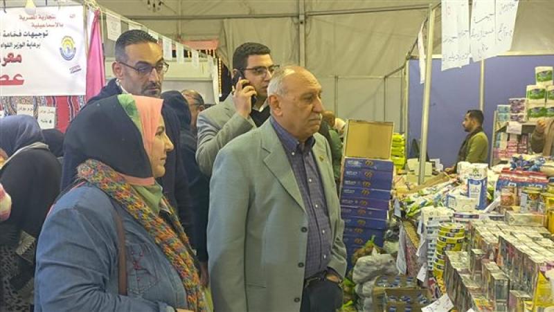 رئيس تجارية الإسماعيلية يتفقد المخزون السلعي بمعرض أهلا رمضان (فيديو وصور)