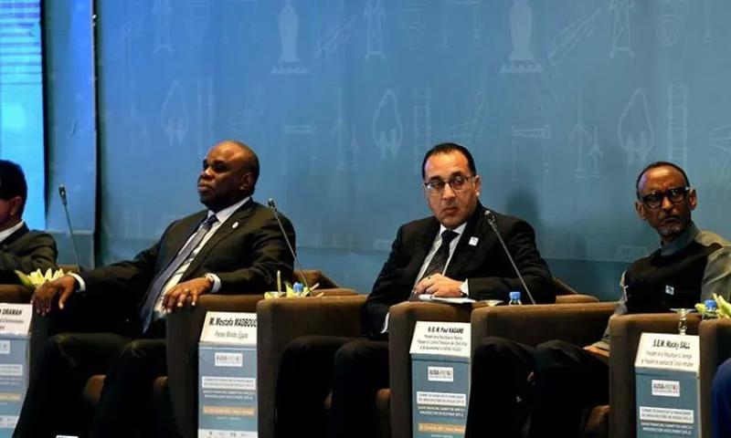 رئيس الوزراء يتابع تطورات التجربة المصرية في مشروعات البنية التحتية