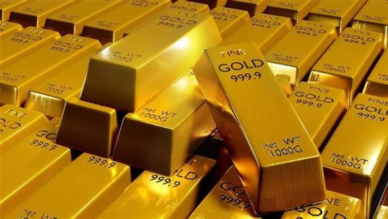 عمليات بيع حادة للذهب تتسبب في هبوط الأسعار عالميًا