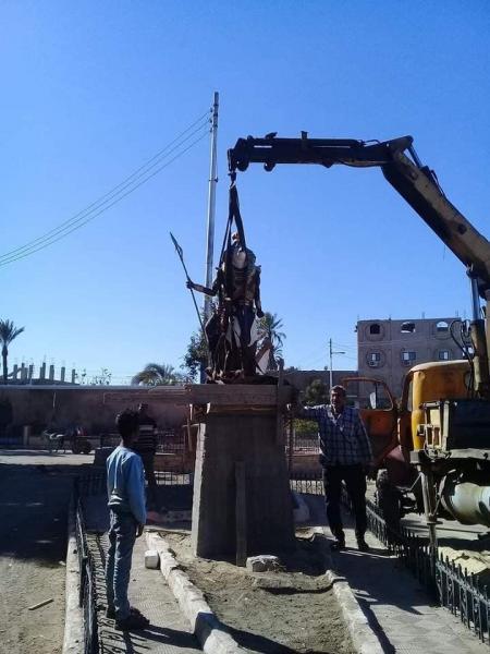 الوحدة المحلية بقفط في قنا تزيل تمثال حورس