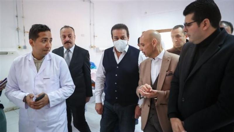 وزير الصحة يوجه بتطوير غرف الإقامة وساحات الانتظار بمستشفى الحسينية