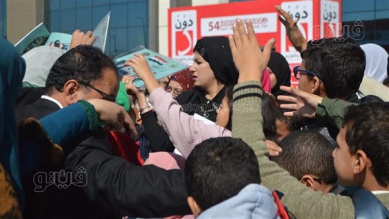 جناح وزارة الداخلية يوزع كتب مجانية للأطفال، فيتو