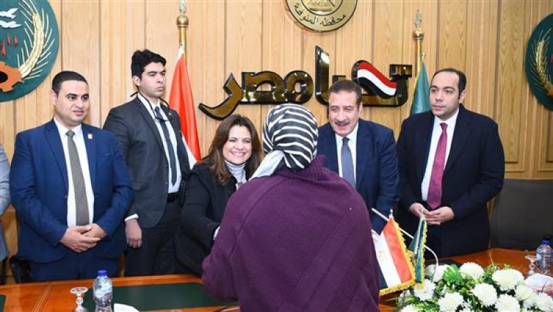 مساعدات مالية وغذائية بالقرى المصدّرة للهجرة غير الشرعية بالمنوفية