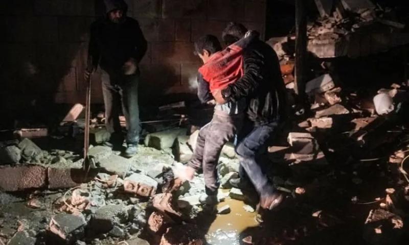 وفاة عائلات بأكملها والناجون من الزلزال يلجأون للمساجد.. ماذا يحدث في سوريا؟
