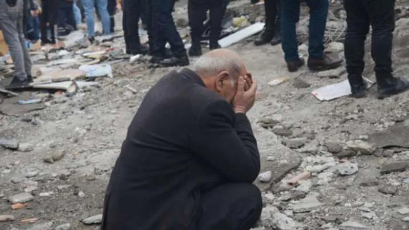 مشهد مؤثر لمسن ينتظر خروج أهله من تحت أنقاض زلزال سوريا