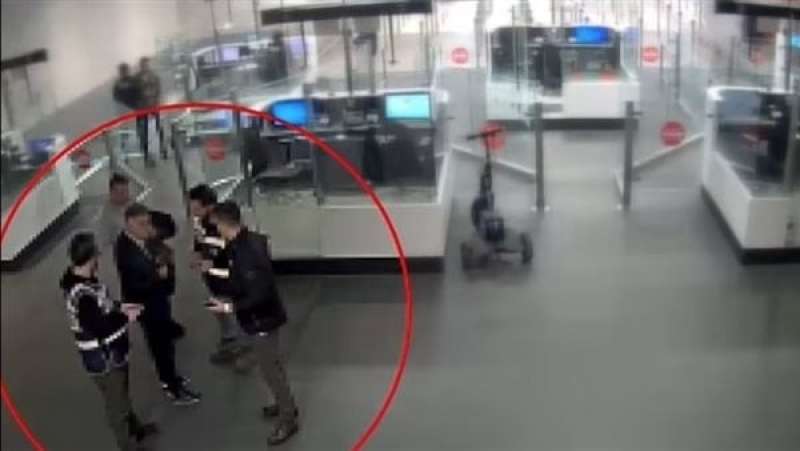 شاهد| لحظة القبض على مطور عقاري تركي قبل هروبه في مطار إسطنبول