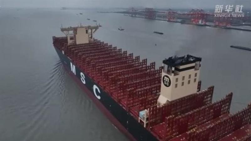 أطول من 3 ملاعب كرة قدم.. شاهد أضخم سفينة حاويات في العالم|صور