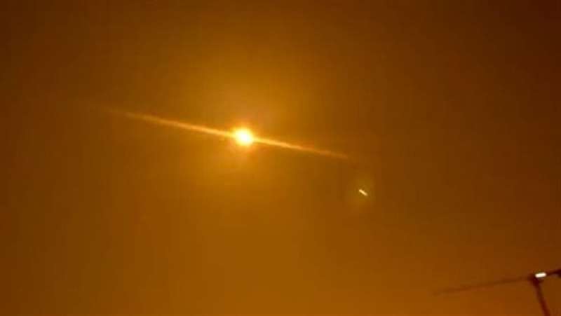 مشهد نادر.. كويكب يخلق عرضًا ضوئيًا مذهلاً عند دخوله الغلاف الجوي |فيديو