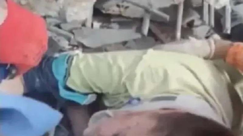 إنقاذ طفل من أسفل أنقاض زلزال تركيا بعد أسبوع.. «خرج متعبا لا يتحرك»