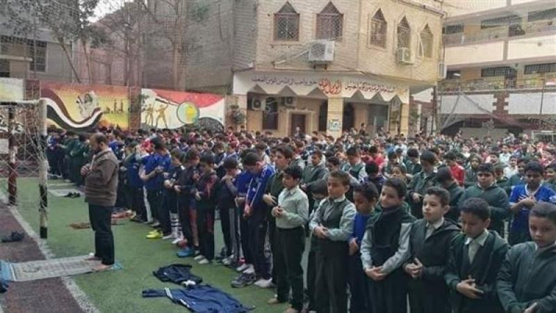 محافظات  تلاميذ إحدى المدارس الابتدائية بأسيوط يؤدون صلاة الظهر