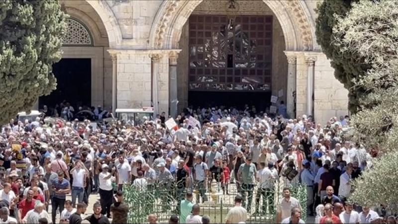 70 ألف فلسطيني يؤدون صلاة الجمعة في رحاب المسجد الأقصى