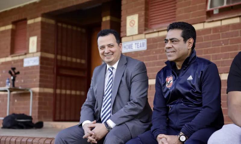 سفير مصر في جنوب إفريقيا يحضر مران الأهلي قبل مواجهة صن داونز