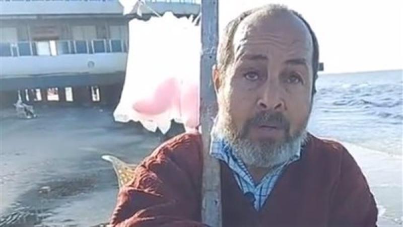 ماشي بنور الله.. كفيف يبيع غزل البنات بشاطئ بورسعيد: بسعى عشان أصرف على عيالي بالحلال