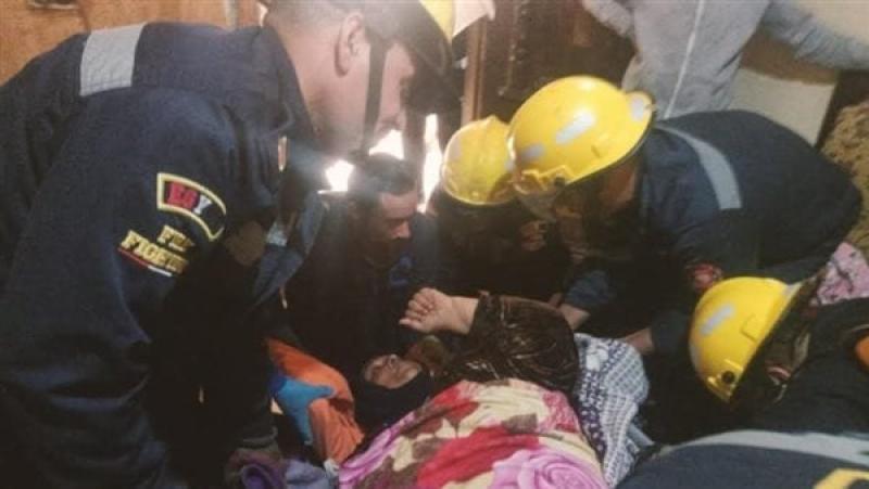 لا تقوى على الحركة.. أمن الإسكندرية يساعد سيدة في نقلها للمستشفى