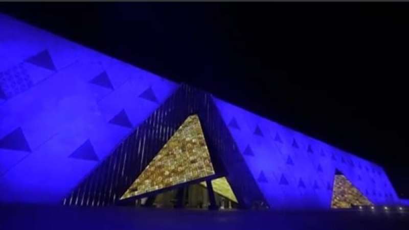 السياحة تضيء المتحف المصري الكبير باللون الأزرق احتفالا باليوم العالمي للتوعية بالتوحد