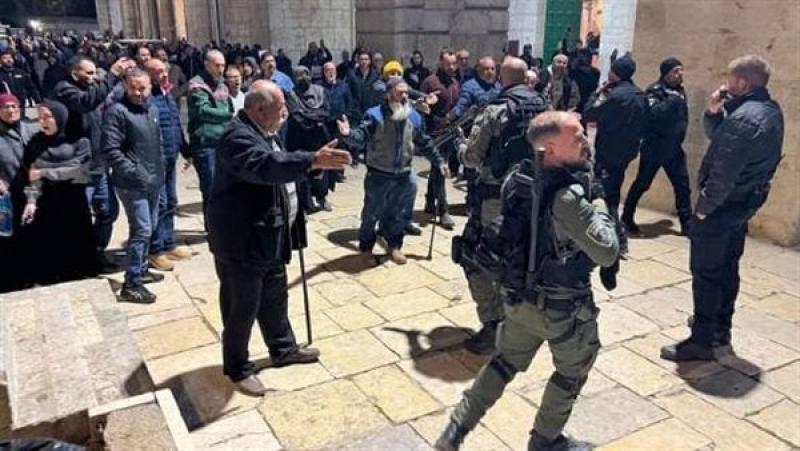 شرطة الاحتلال تعتدي علي المصلين في المسجد الاقصي