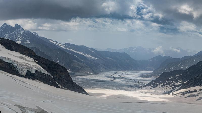 إصابة 9 متنزهين إثر انهيار ثلجي في جبال الألب السويسرية