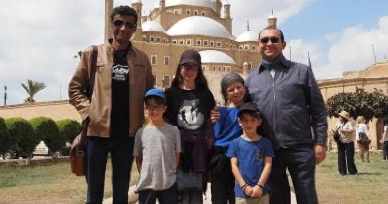 مصر تحقق أمنية 3 أطفال كنديين وتدعوهم لزيارة الأهرامات قبل فقدانهم البصر.. صور