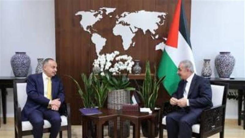سفير مصر في رام الله يسلم رئيس الوزراء الفلسطيني دعوة لزيارة القاهرة