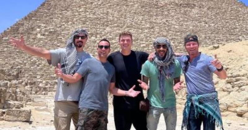 سعادة نجوم Backstreet Boys بزيارة الأهرامات ويعلقون: تحية من مصر ”فيديو وصور”