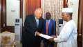 وزير الخارجية يسلم رسالة من...