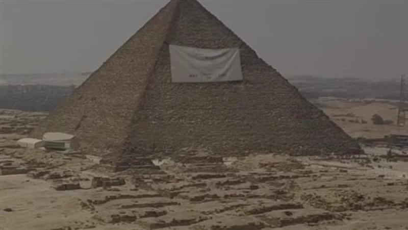 تأكيدا لـ القاهرة 24.. الأعلى للآثار: لافتة إعلان الخطوبة على الأهرامات شائعة ومصنوعة بالفوتوشوب
