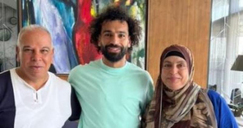 محمد صلاح مع والده ووالدته