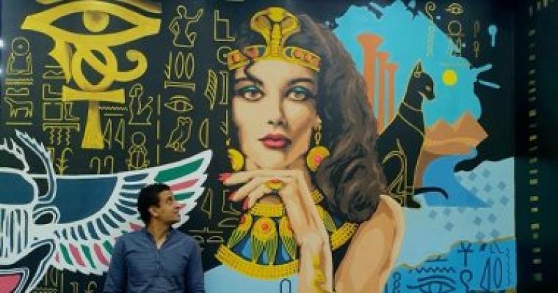 ”أحمد” زين شوارع بورسعيد بجدارية ضخمة بروح فرعونية مرسومة بطريقة معاصرة