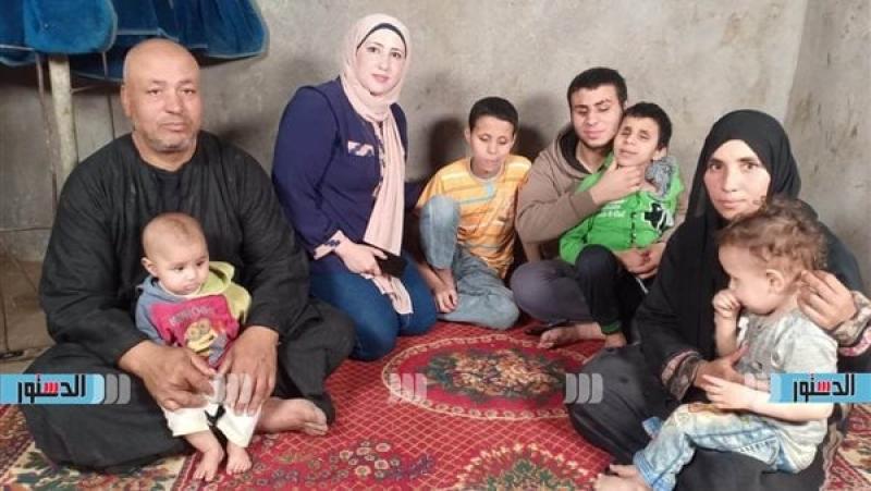 الأسرة التي لديها خمسة مكفوفين مع محررة الدستور